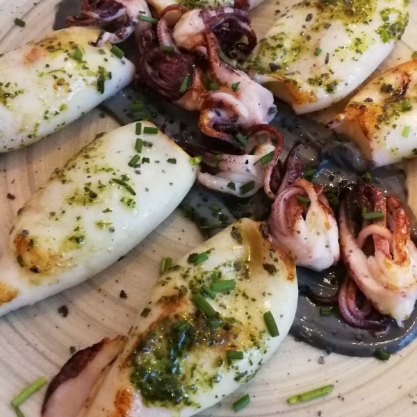 Chipirones con alioli negro